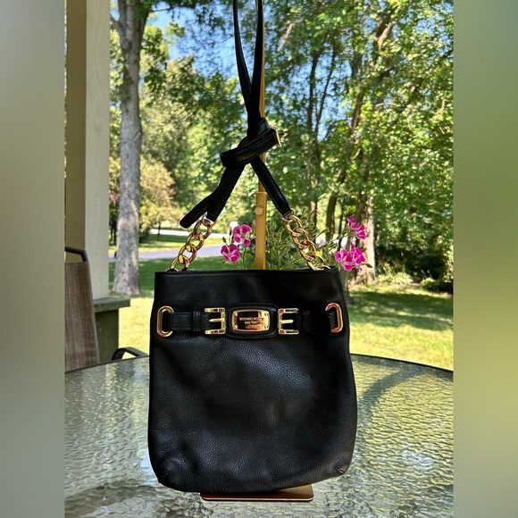 Michael Kors Black pebbled Shoulder/crossbody Bag with Gold chains - Picture 1 of 6